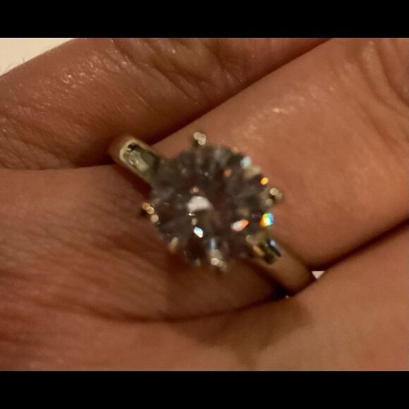 Beautiful Silver Solitaire Ring - Picture 3 of 6